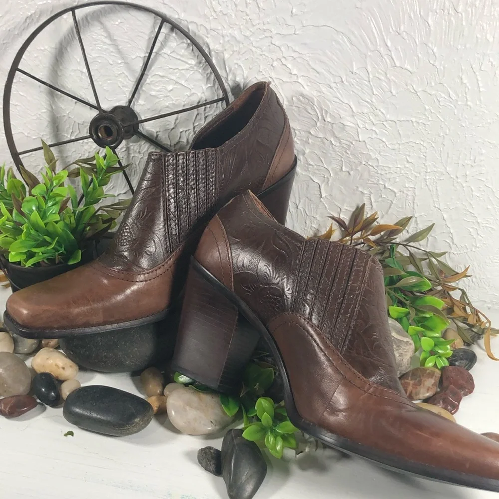 Antonio Melani Ankle Bootie Heeled  Embossed Tooled Leather Bendable Size 9 Boot